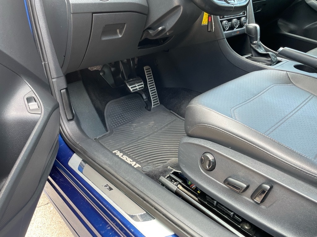 2017 Volkswagen Passat R-Line photo 19