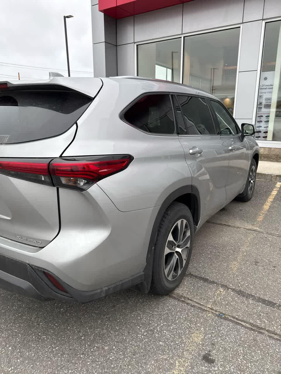 2021 Toyota Highlander XLE photo 3