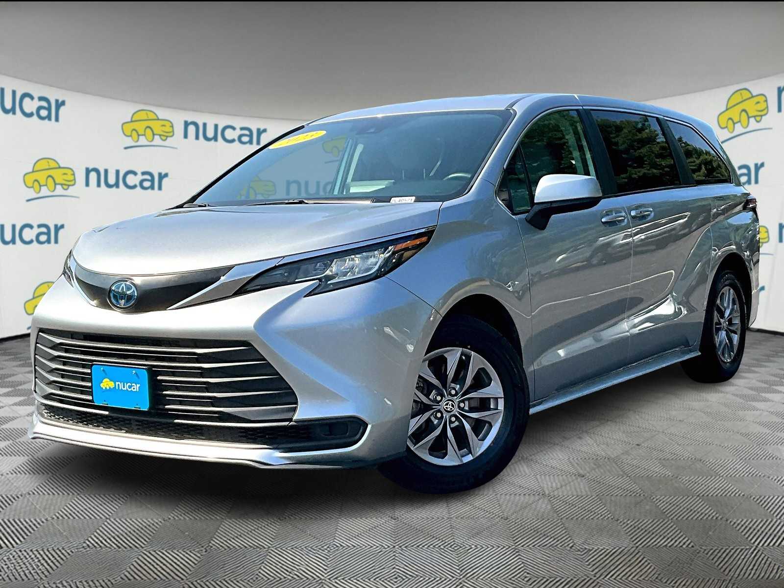 2023 Toyota Sienna LE photo 3