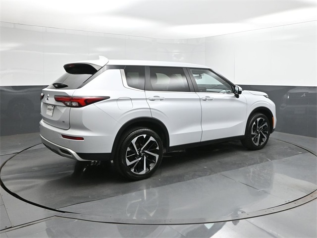 2024 Mitsubishi Outlander SE photo 2