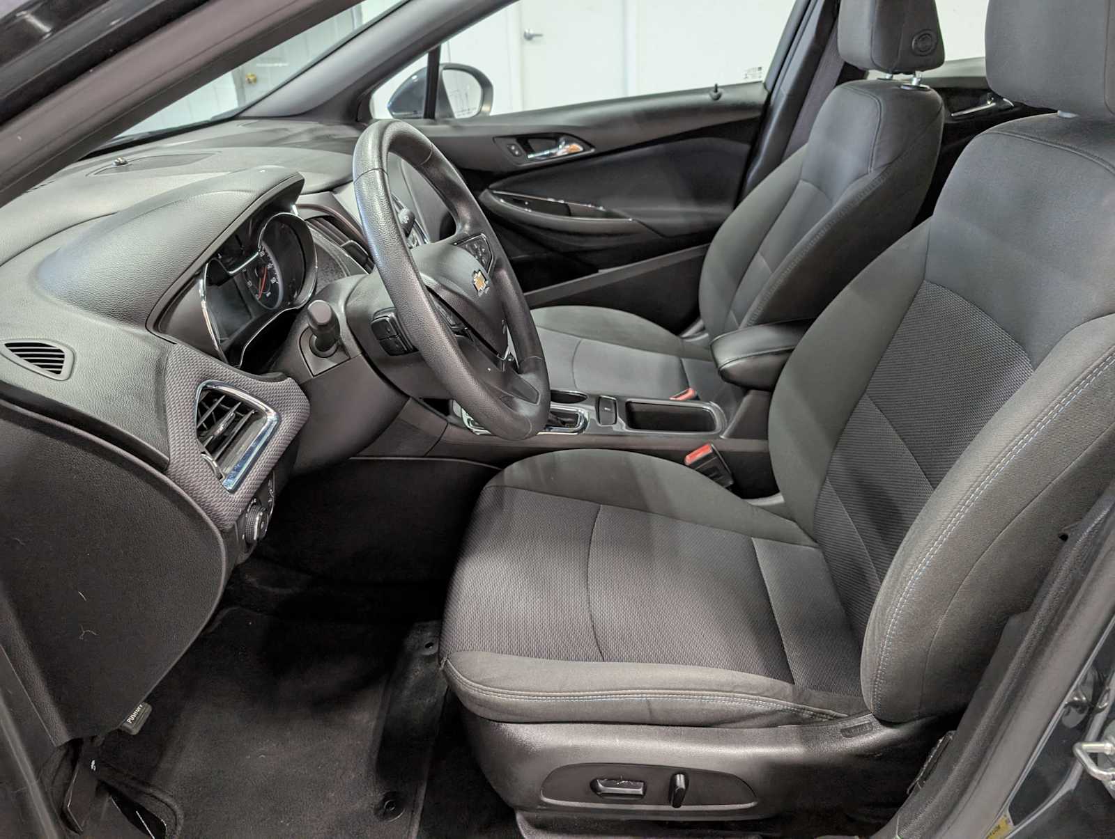 2017 Chevrolet Cruze LT photo 4