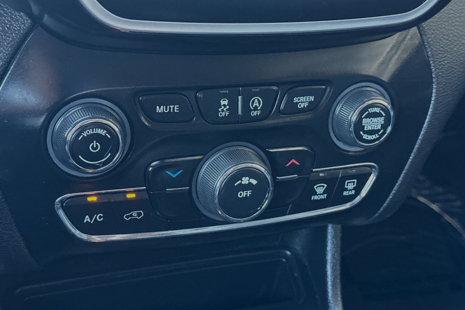2021 Jeep Cherokee Latitude Lux photo 22