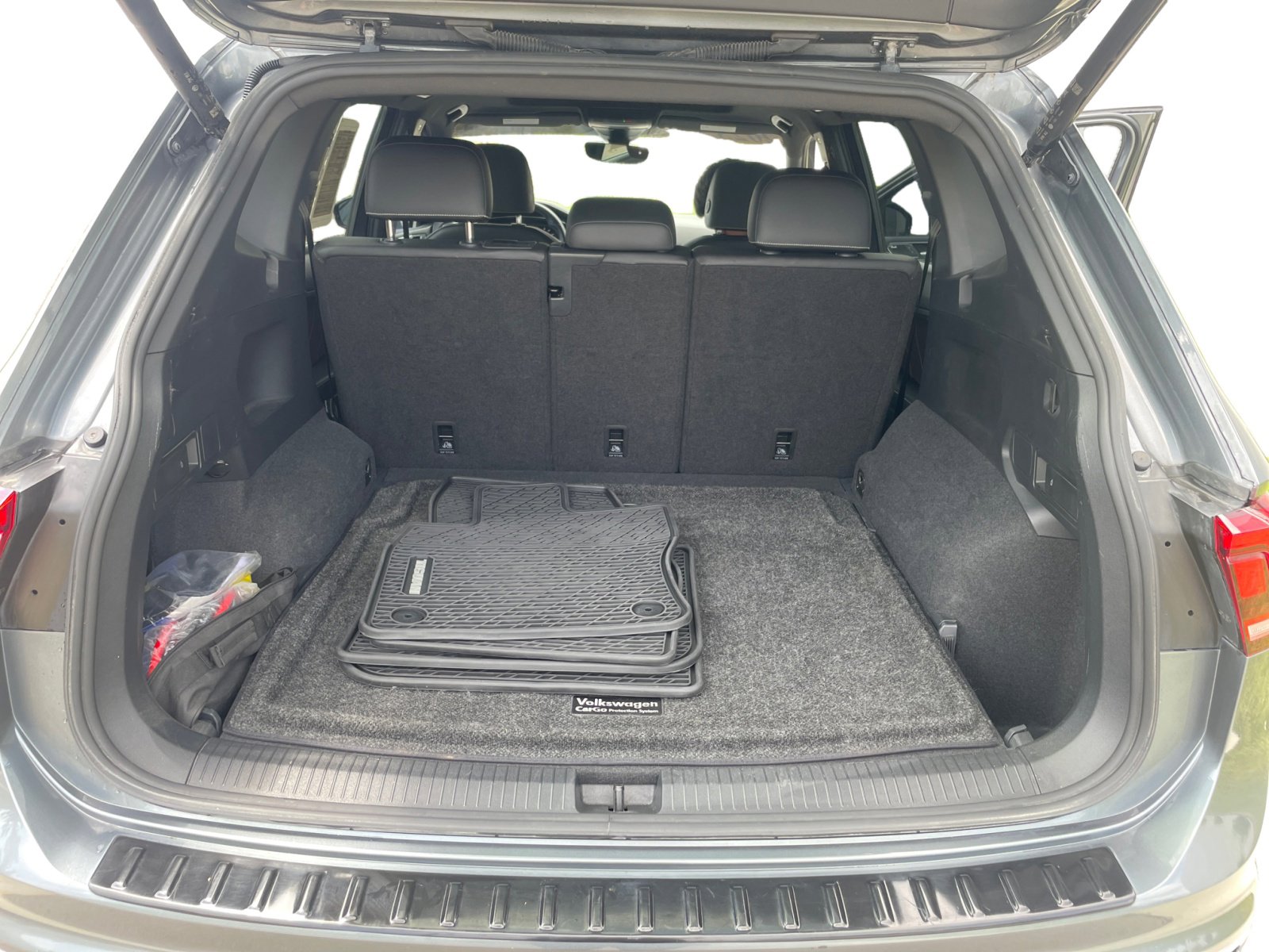 2023 Volkswagen Tiguan SEL R-Line Black photo 5