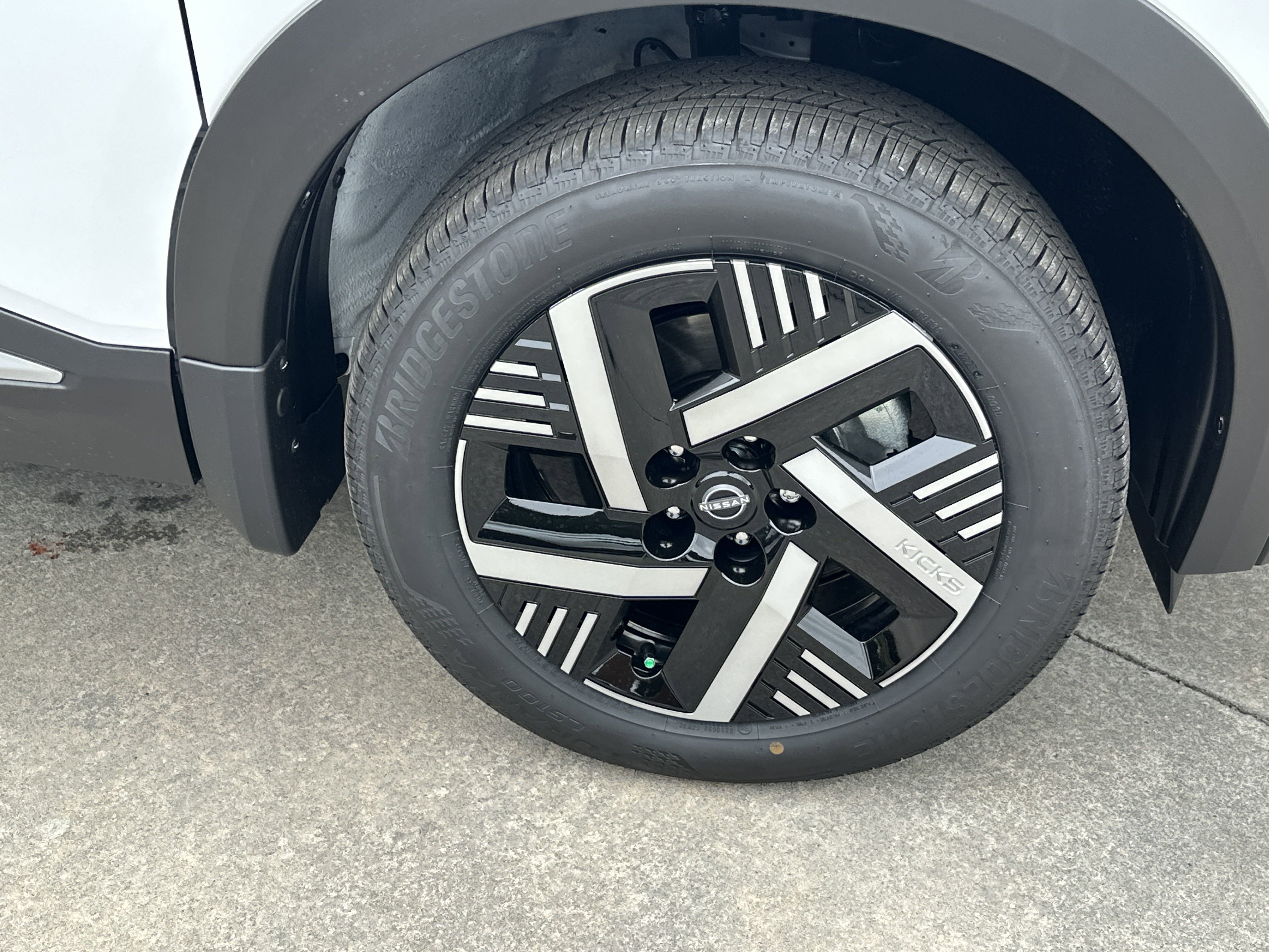 2025 Nissan Kicks SV photo 9