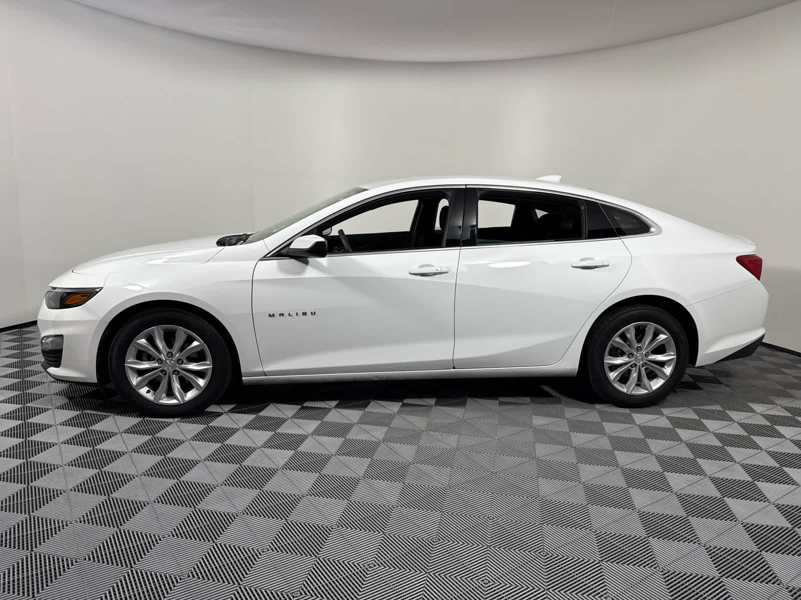 2024 Chevrolet Malibu 1LT photo 3