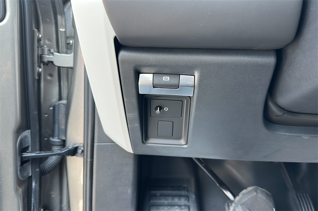 2025 Land Rover Defender 110 S photo 4