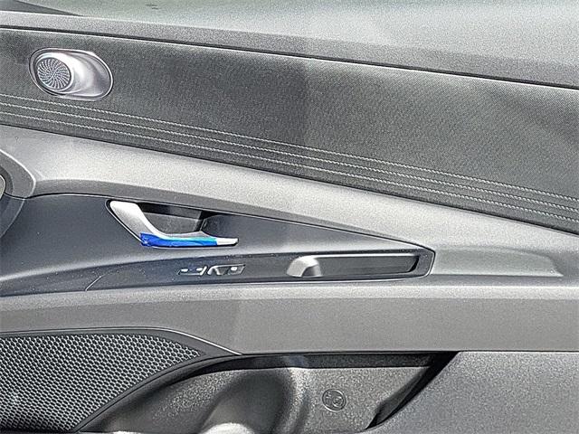 2025 Hyundai Elantra SE photo 17