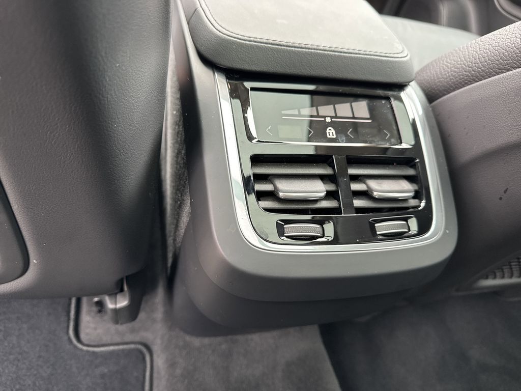 2025 Volvo XC90 Core photo 36