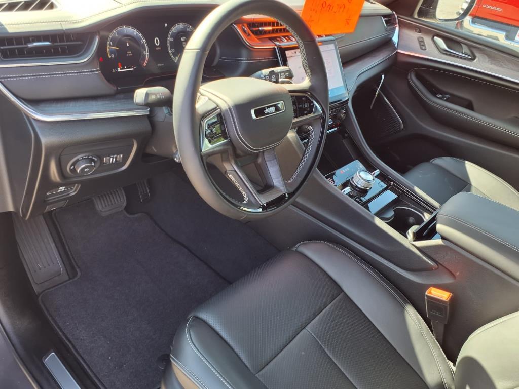 2025 Jeep Grand Cherokee Overland photo 4