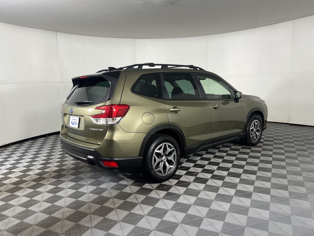 2024 Subaru Forester Premium photo 8