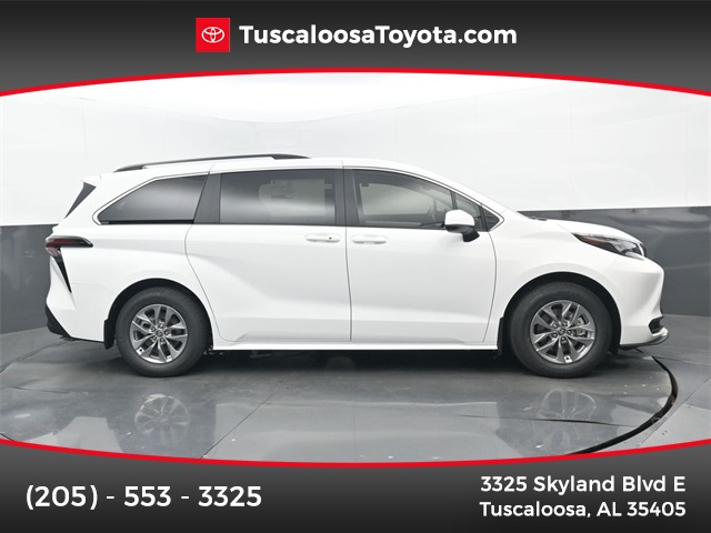 2026 Toyota Sienna LE's photo