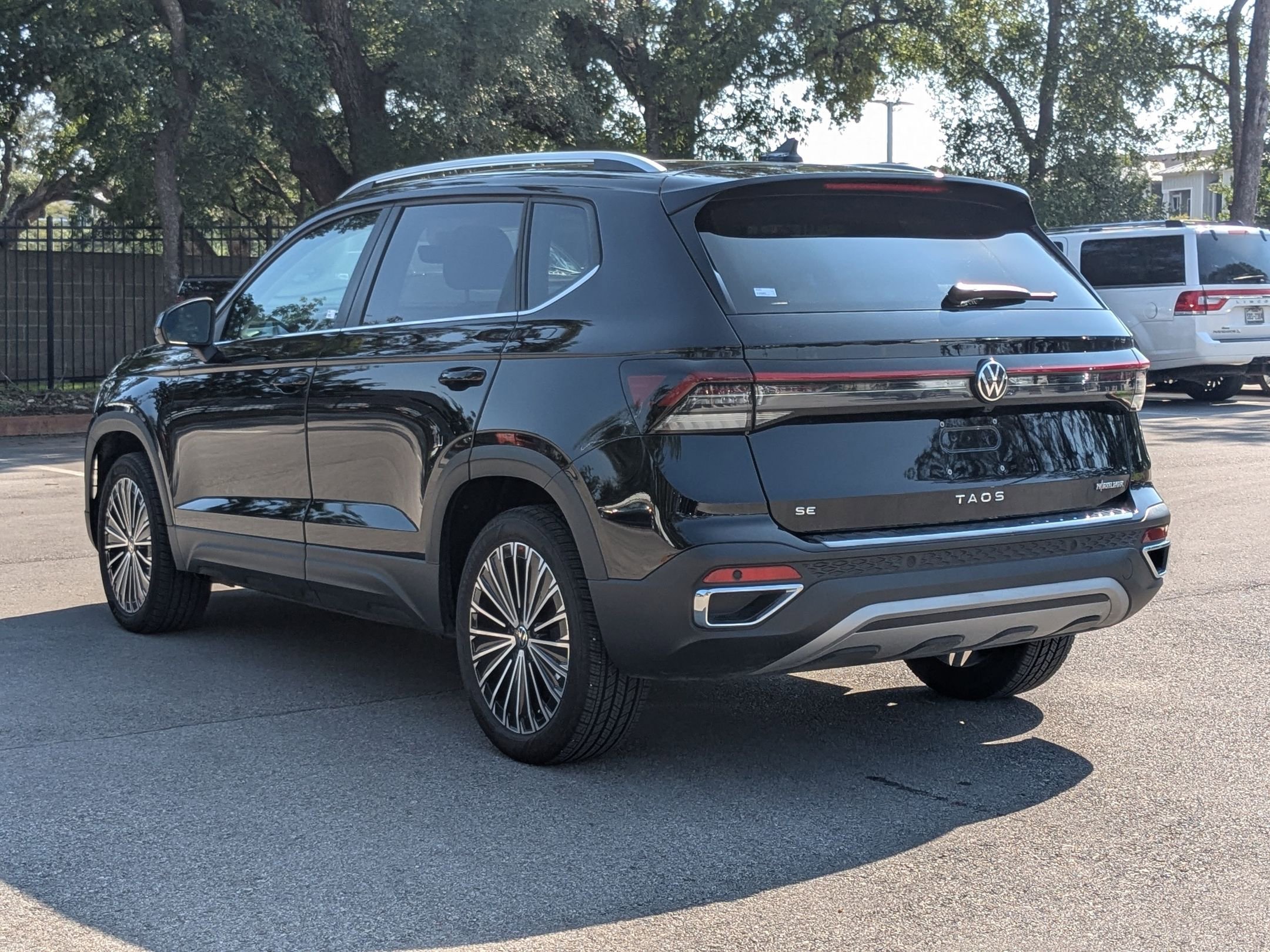 2025 Volkswagen Taos SE photo 2