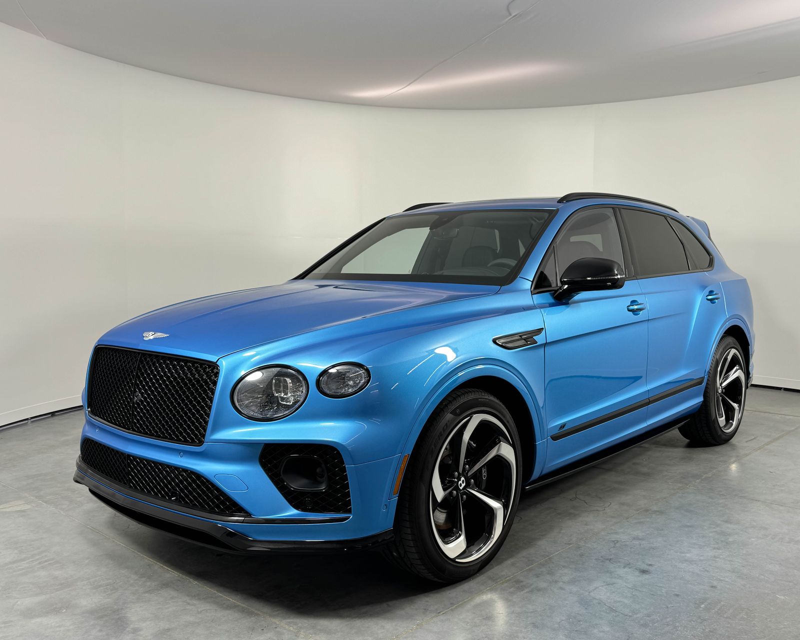 2023 Bentley Bentayga V8 photo 3