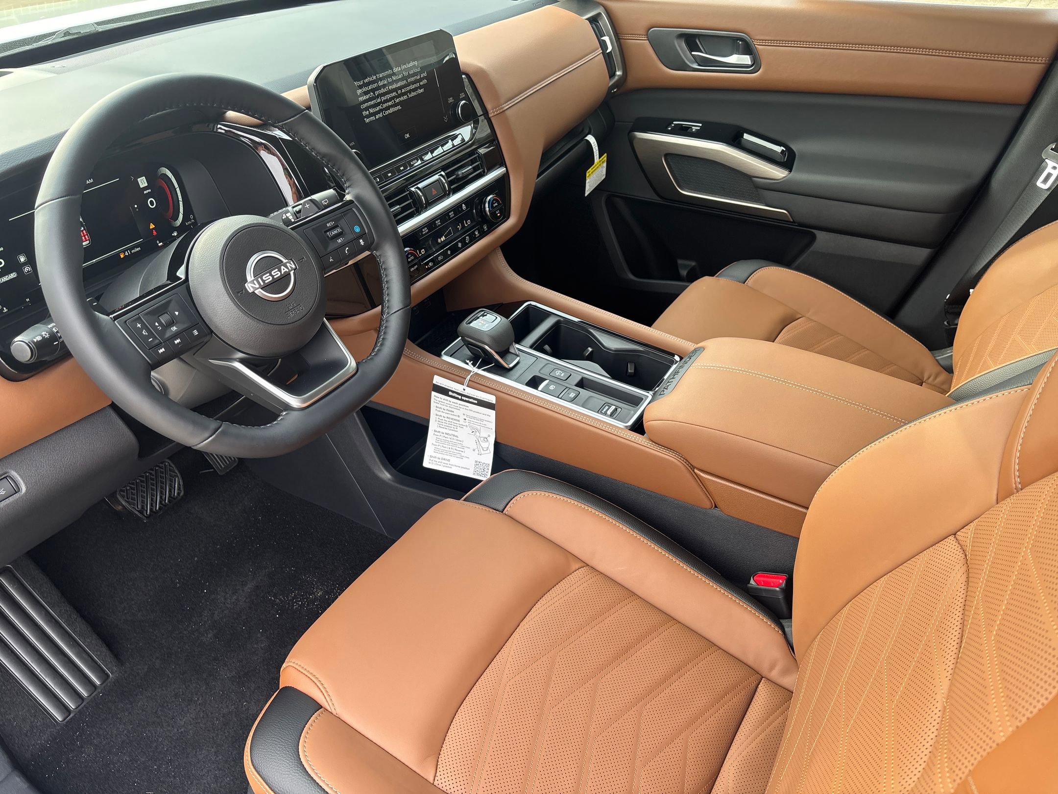 2025 Nissan Pathfinder Platinum photo 3
