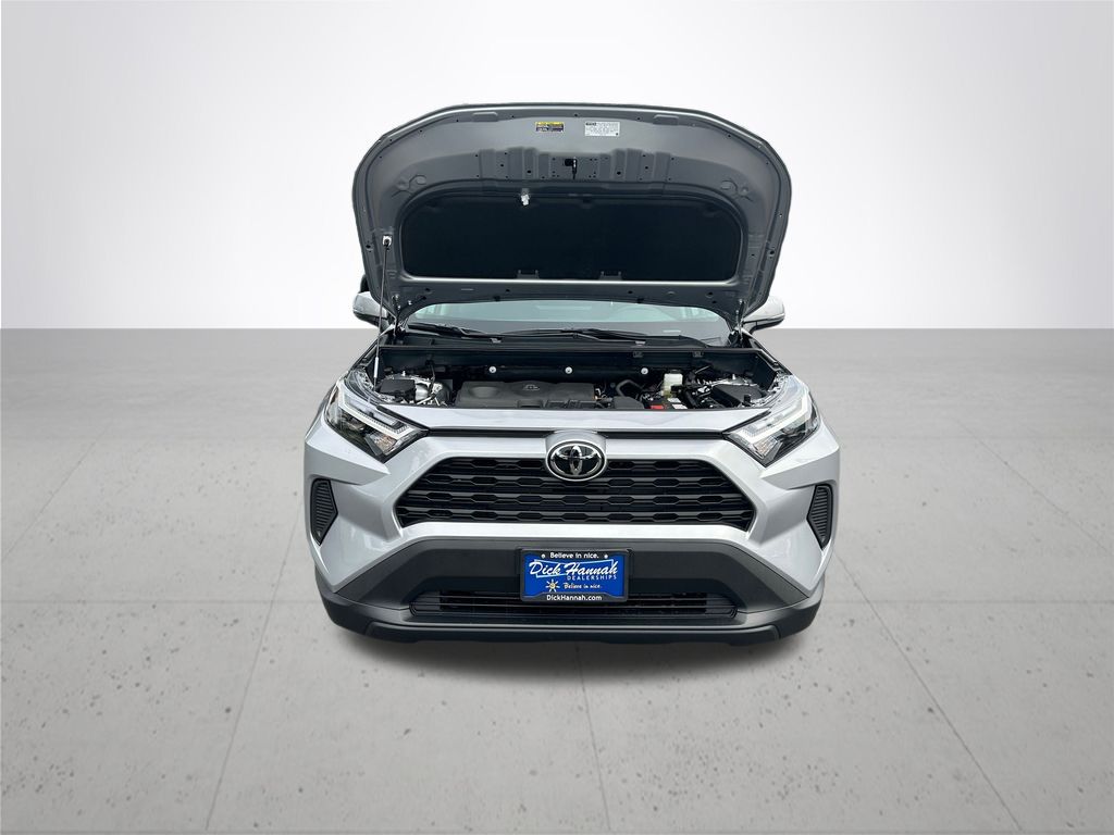2025 Toyota RAV4 XLE photo 4