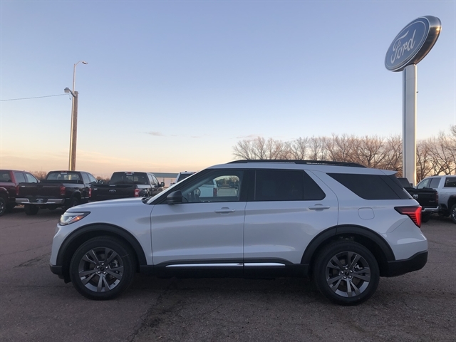 2025 Ford Explorer photo 2