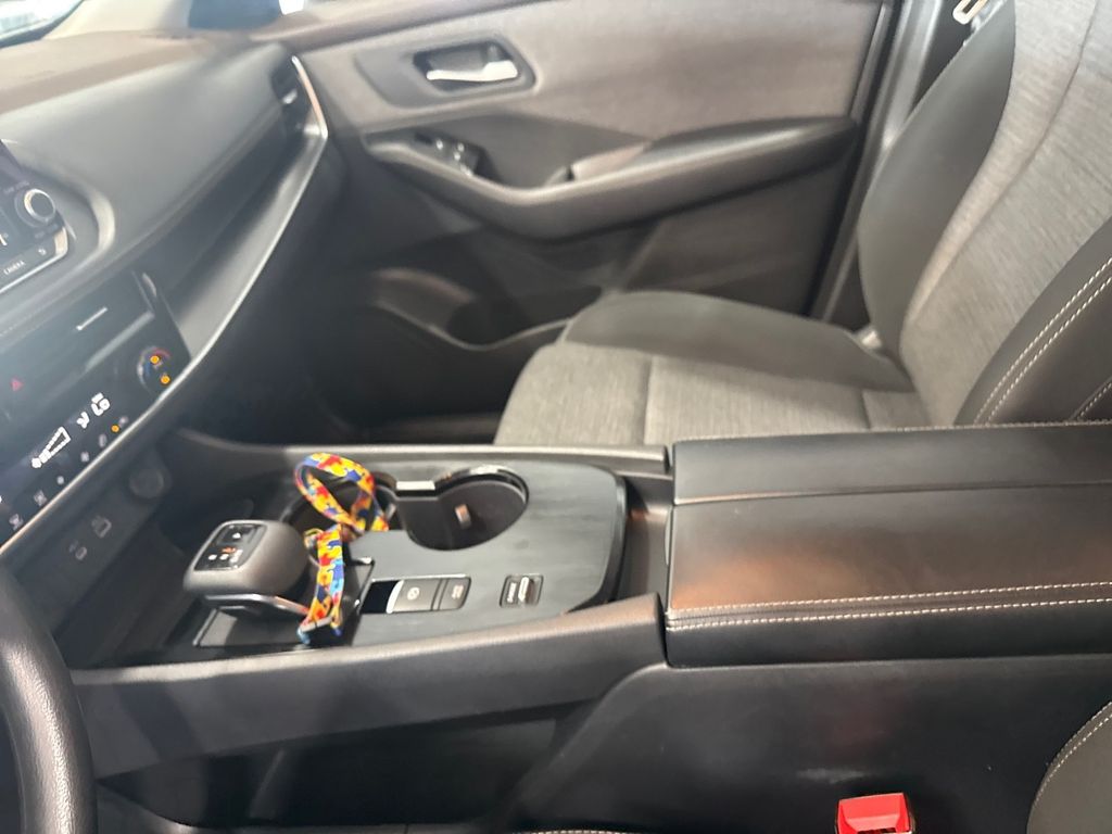 2022 Nissan Rogue SV photo 9