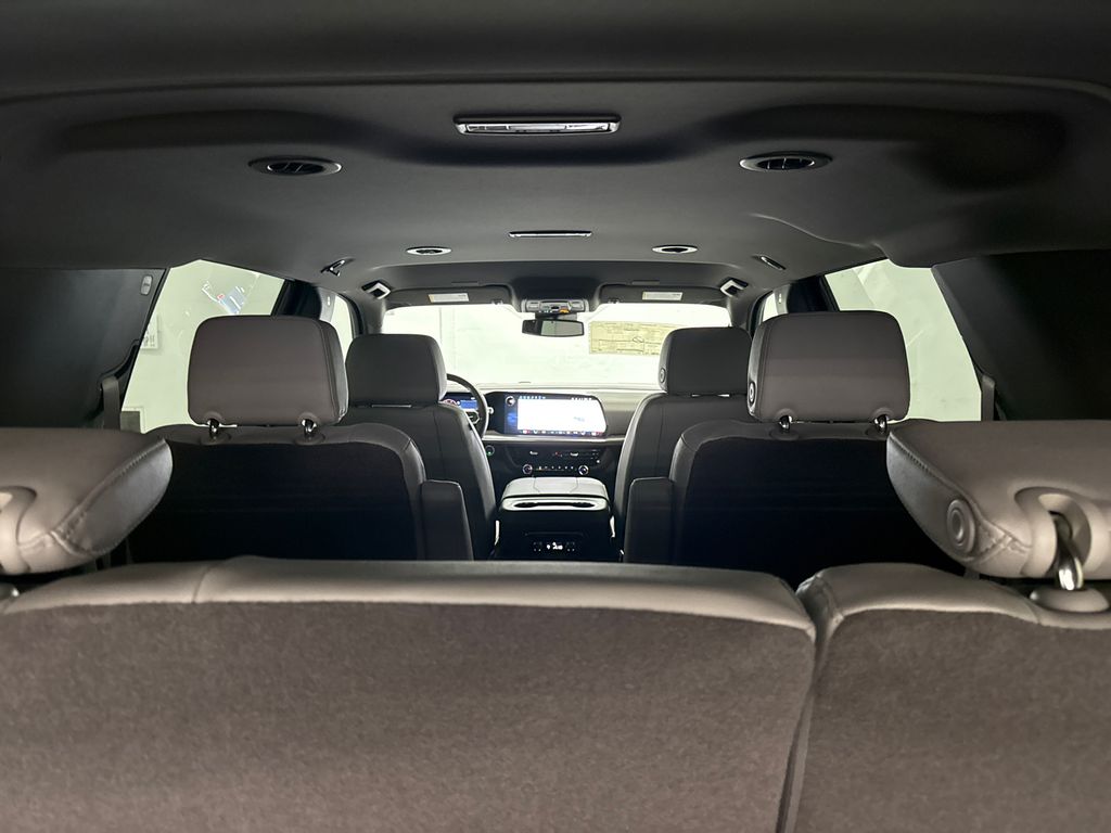 2025 Chevrolet Suburban LT photo 8