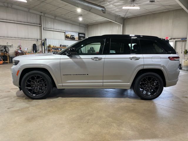 2025 Jeep Grand Cherokee Summit photo 3
