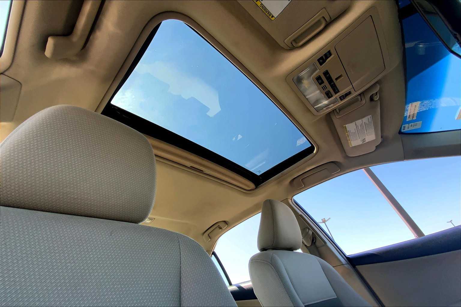2014 Toyota Camry Hybrid XLE photo 12