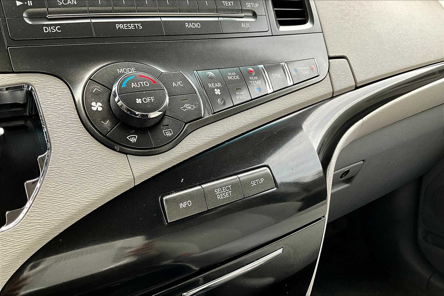 2014 Toyota Sienna LE photo 33