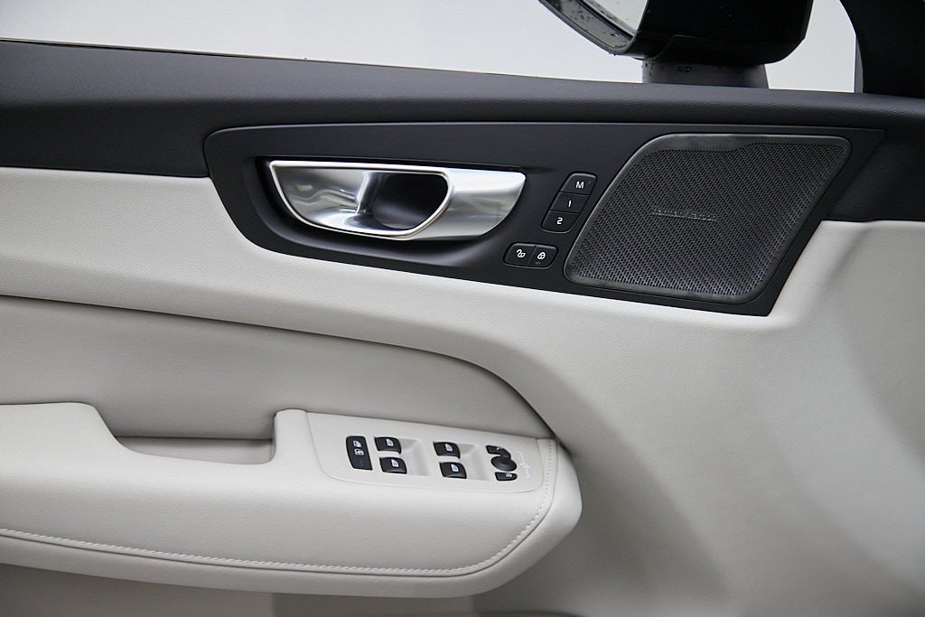 2026 VOLVO XC60 - Image 9