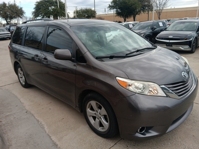 2017 Toyota Sienna LE's photo