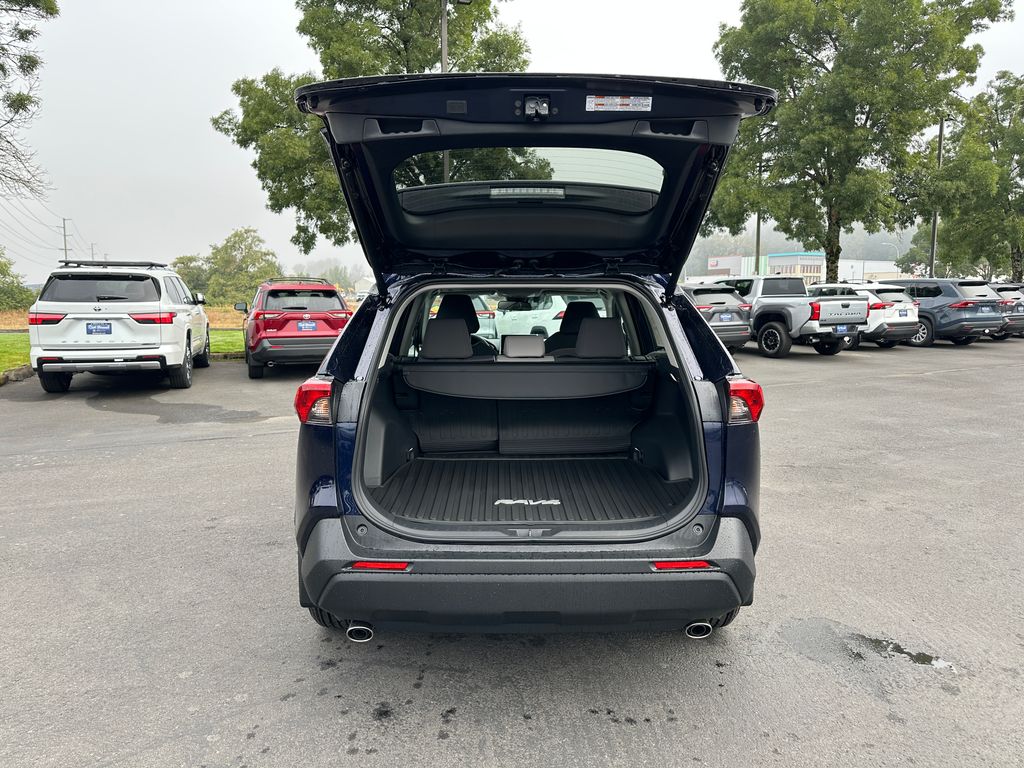 2025 Toyota RAV4 XLE photo 11