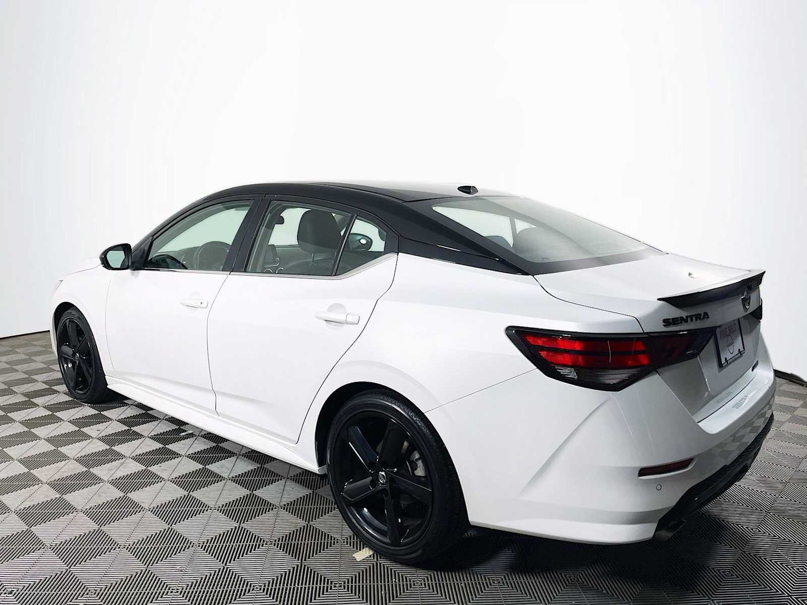 2022 Nissan Sentra SR photo 3