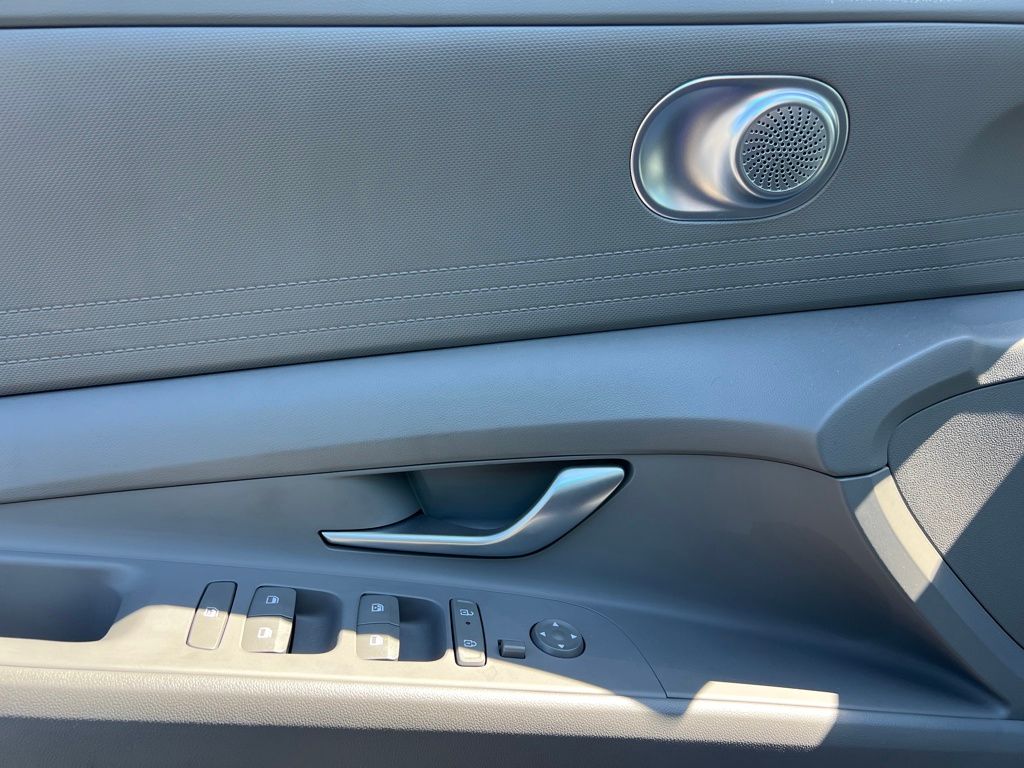 2024 Hyundai Elantra SEL photo 12
