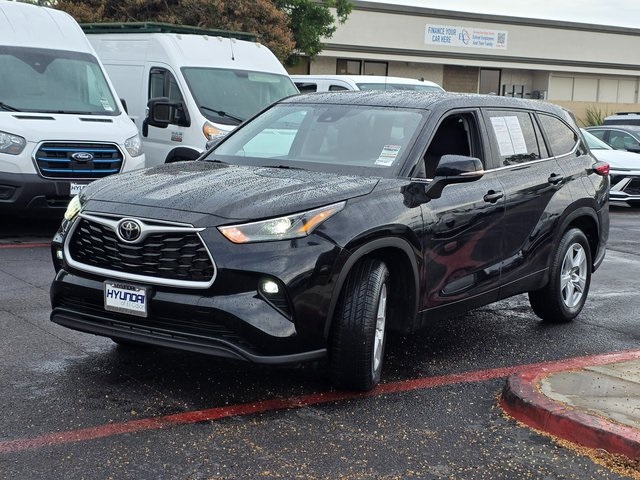 2024 Toyota Highlander LE photo 4