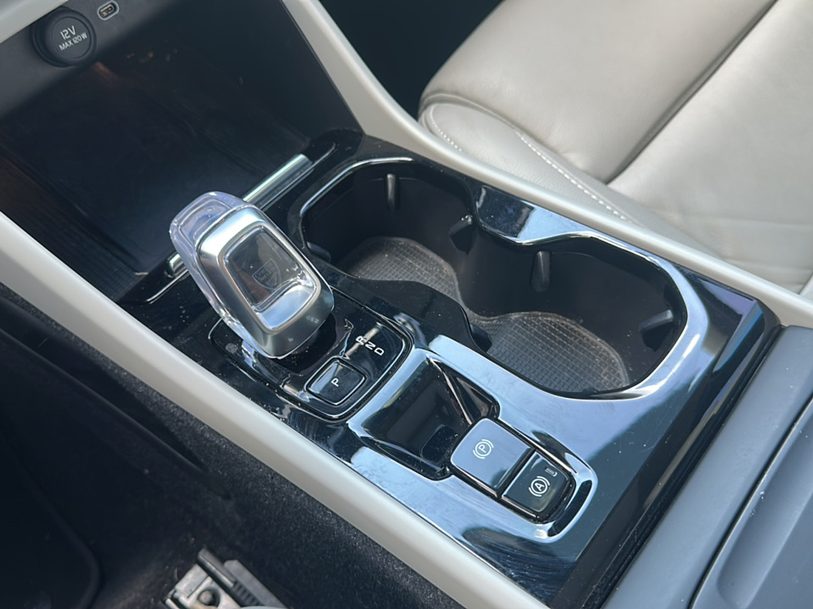 2023 Volvo XC40 Plus photo 20