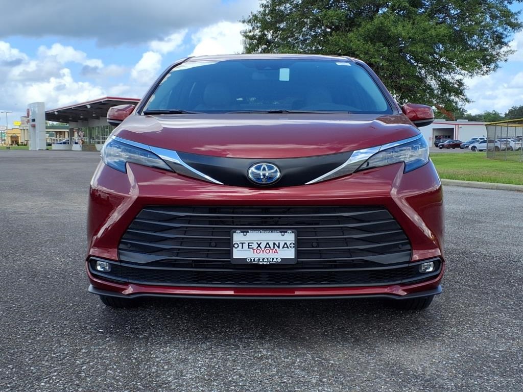 2025 Toyota Sienna XLE photo 9