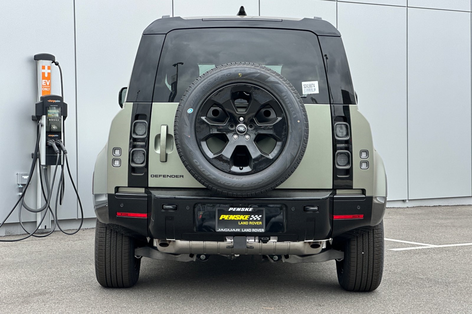 2025 Land Rover Defender 110 photo 4