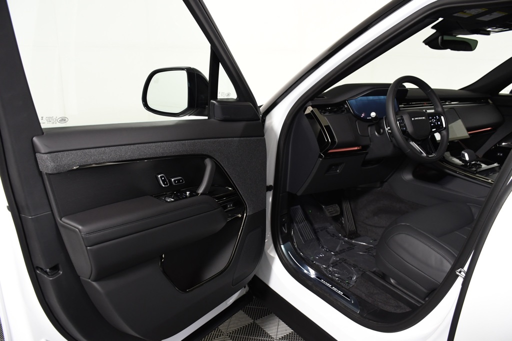 2025 Land Rover Range Rover Sport SE photo 17