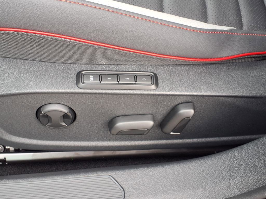 2025 Volkswagen Golf GTI SE photo 4