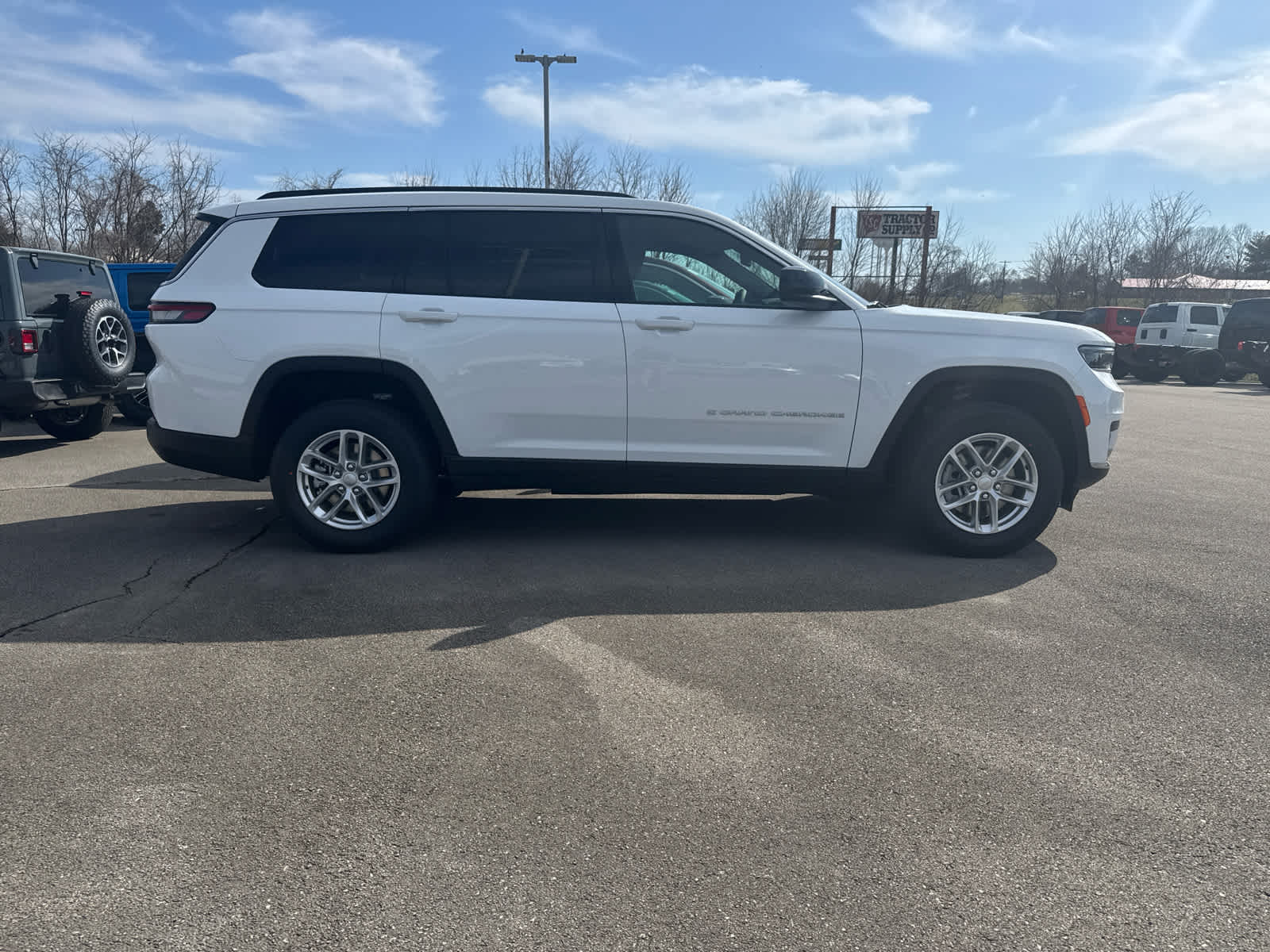 2025 Jeep Grand Cherokee Laredo photo 4