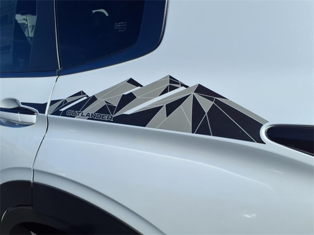2025 Mitsubishi Outlander S-AWC photo 2