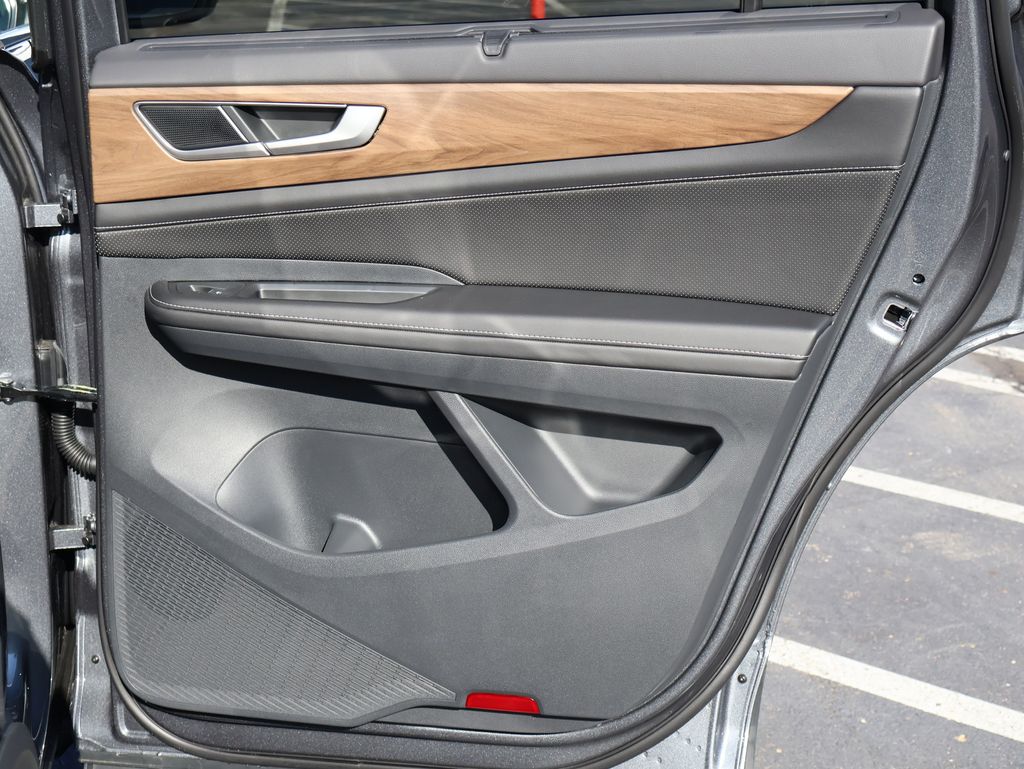2025 Volkswagen Atlas SE Technology photo 17