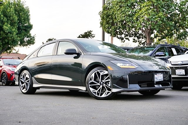 Used 2023 Green Hyundai SEL image 1