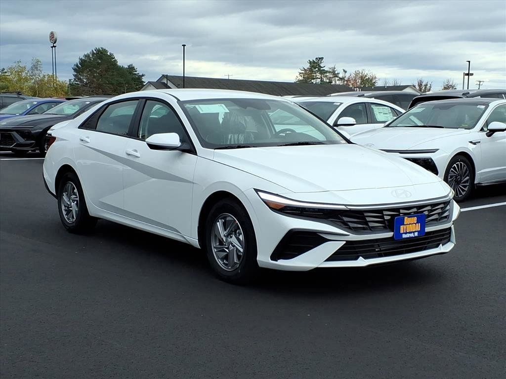 2025 Hyundai Elantra SE photo 3
