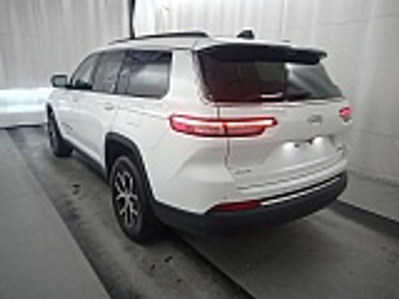 2024 Jeep Grand Cherokee Limited photo 3