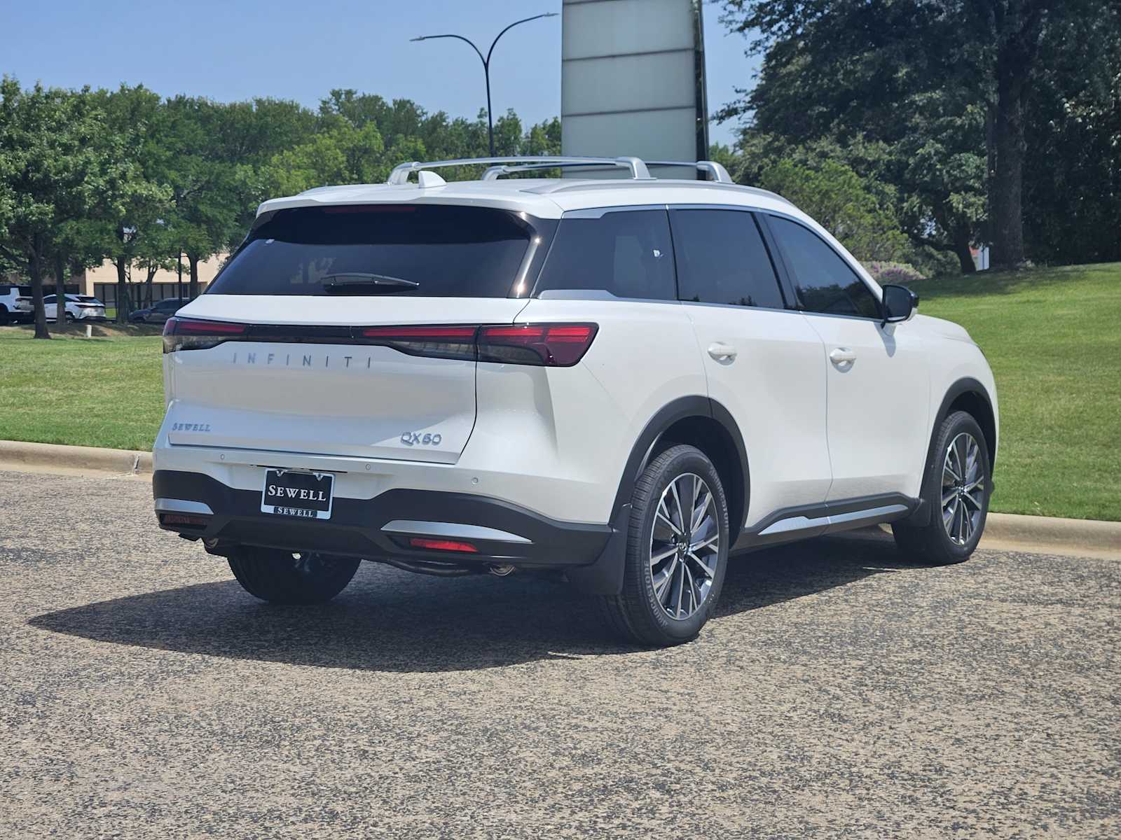 2026 Infiniti QX60 Luxe photo 3