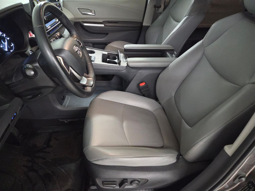 2022 Toyota Sienna XLE photo 17