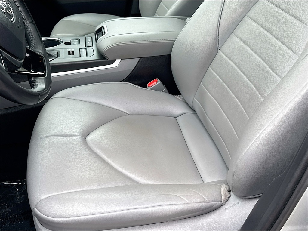 2021 Toyota Highlander XLE photo 16