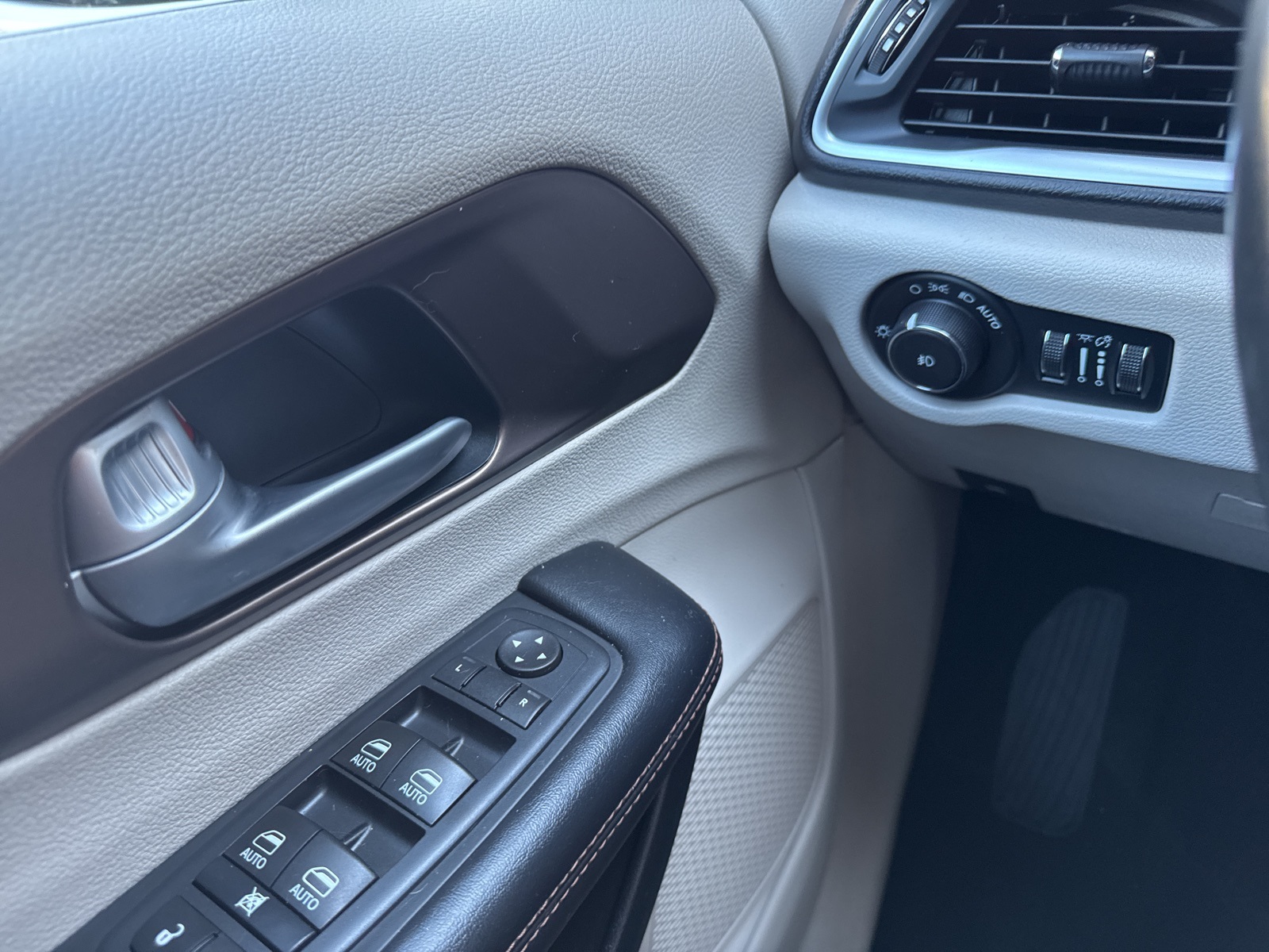 2017 Chrysler Pacifica Touring Plus photo 22