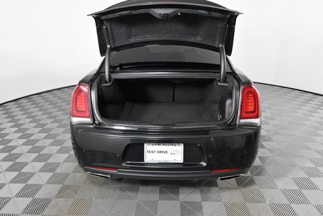 2022 Chrysler 300 S photo 11