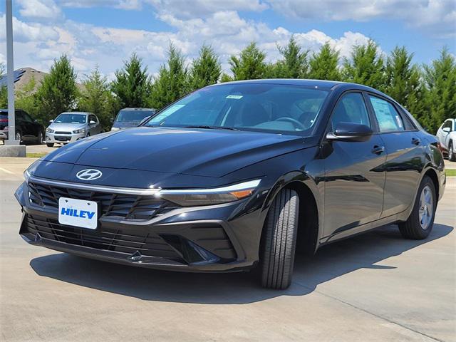 2025 Hyundai Elantra SE photo 2
