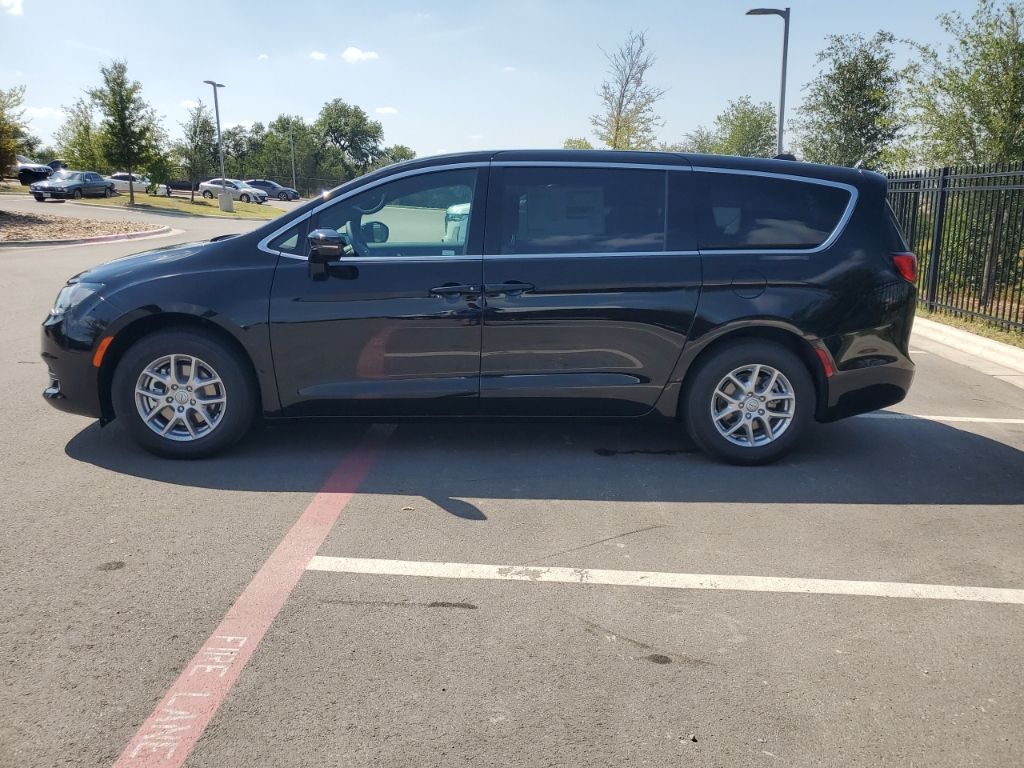 2026 Chrysler Voyager LX photo 5
