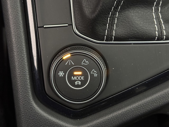 2025 Volkswagen Taos SEL photo 26